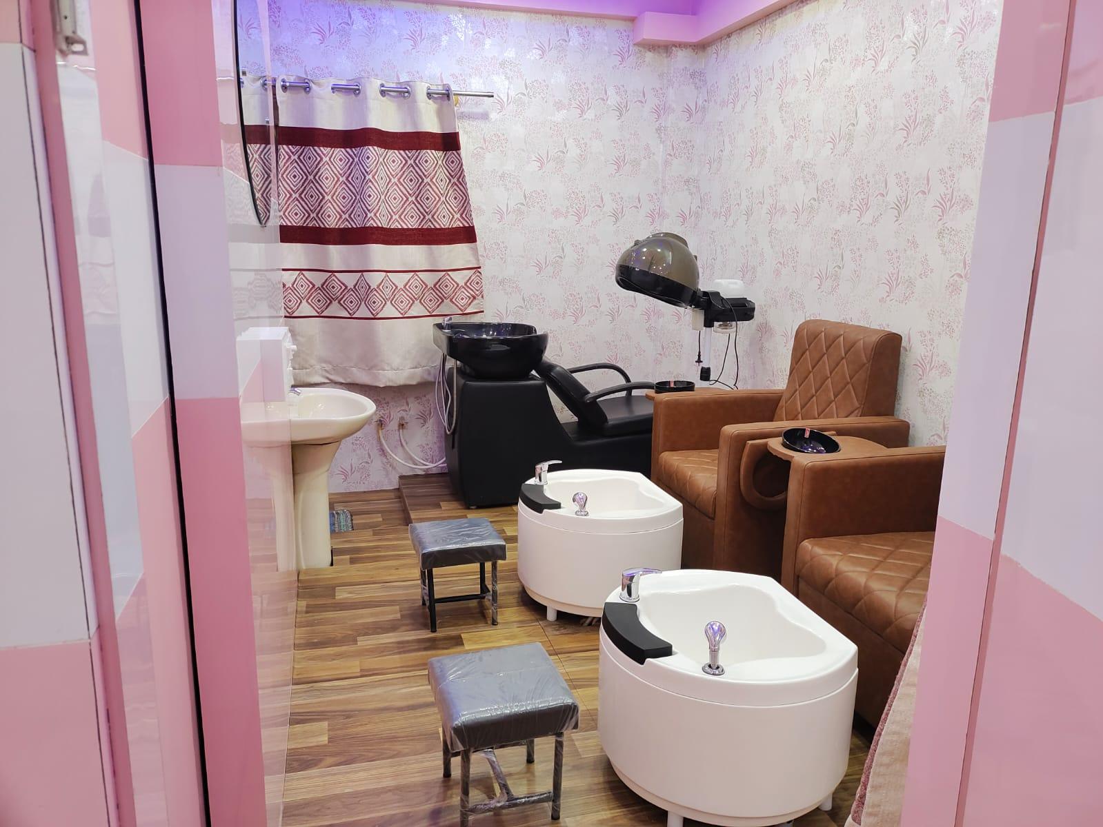 OM GAYATHRI BEAUTY SALOON, MAKEUP STUDIO & ACADEMY salon